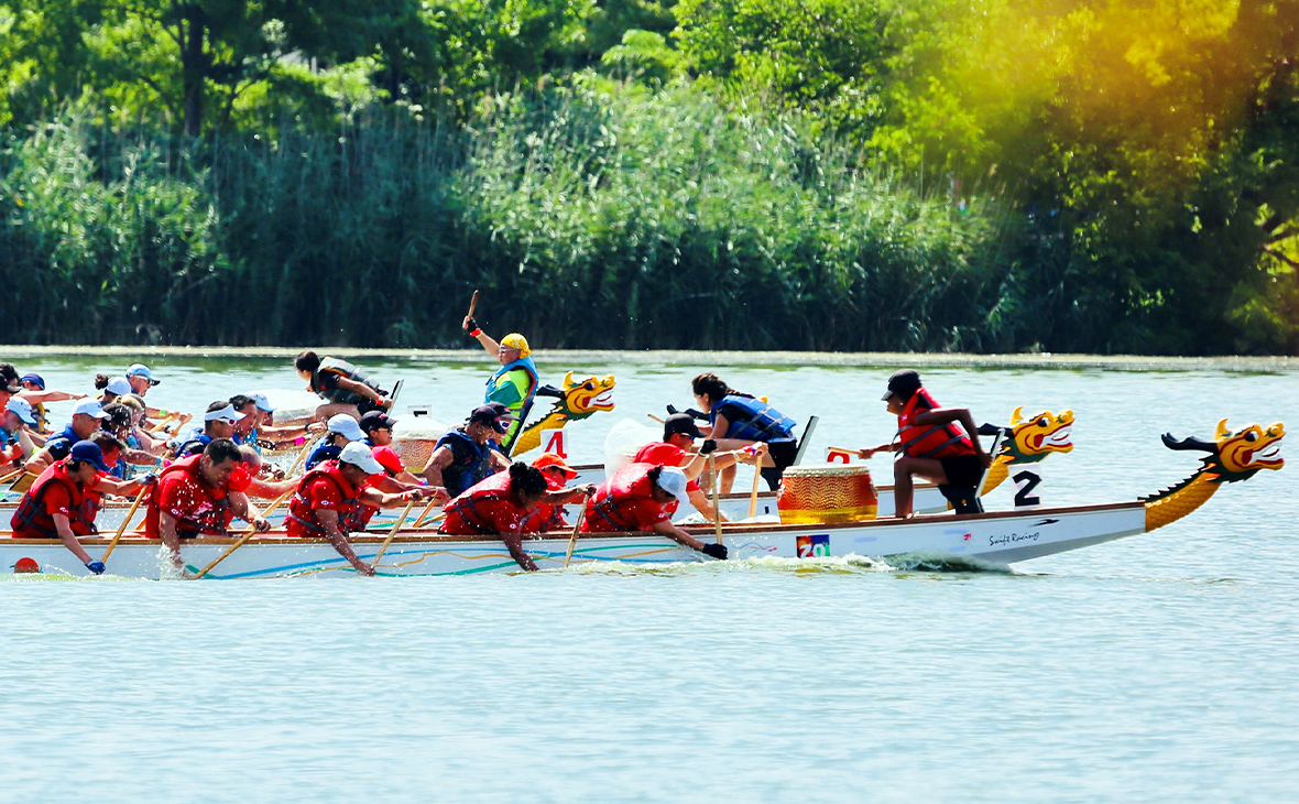 Cathay Bank team participated in the Hong Kong Dragon Boat Festival in New York.