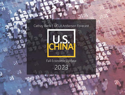 El logotipo de Cathay Bank y UCLA Anderson Forecast for the U.S.-China Economic Report para 2023 se encuentra en una imagen de un mapa mundial con diseño numérico.