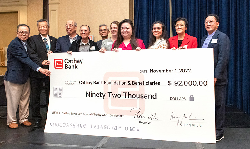 Cathay Bank entrega un cheque de $92,000 a representantes de organizaciones locales sin fines de lucro que se beneficiarán de los fondos recaudados en el torneo de golf del banco.