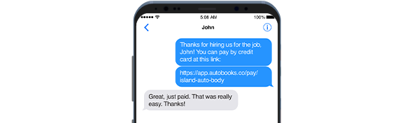 Una captura de pantalla de mensajes de texto entre un usuario de Autobooks y su cliente. Este último le responde al usuario de Autobooks y le expresa lo fácil que es pagarle en línea con tarjeta de crédito. 
